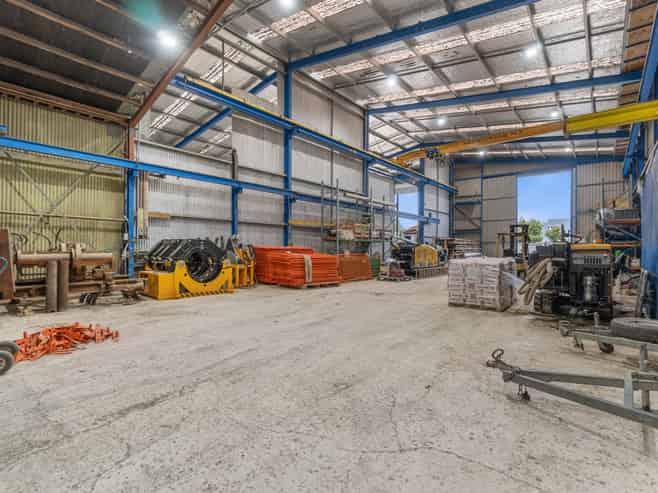 Large yard and warehouse with gantry