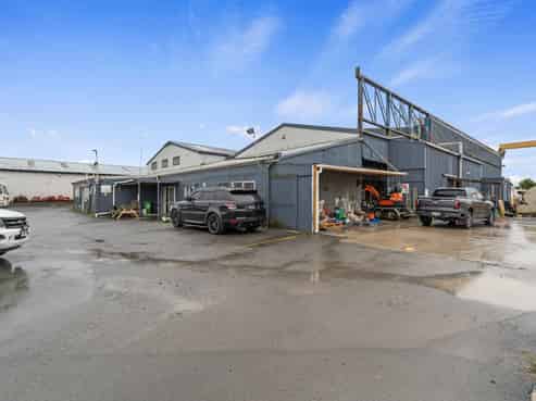 Large yard and warehouse with gantry