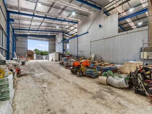 Large yard and warehouse with gantry