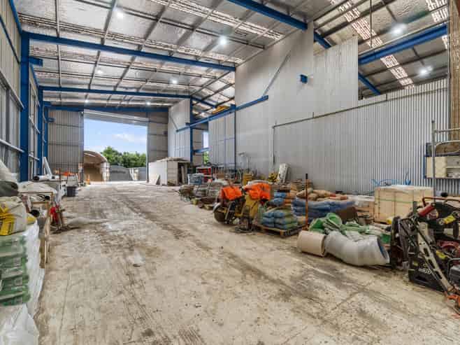 Large yard and warehouse with gantry