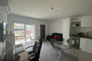 2/20 Bader Drive, Mangere