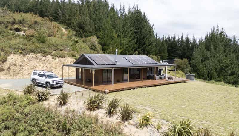 194 Cable Bay Road, Hira