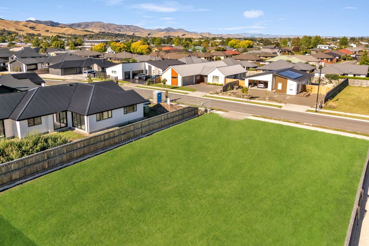 A blank canvas in a great location! - Meer