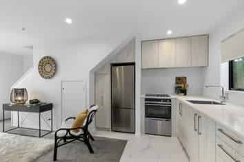 5/4 Johnston Grove, Taita