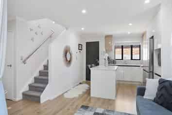 9B Kingdale Road, Henderson