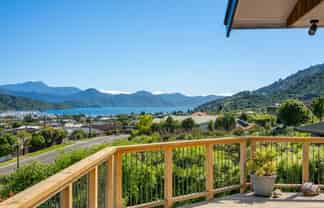 32 Moana View Road, Waikawa