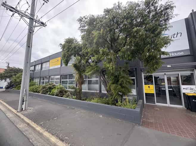 Tidy Office Suite with 5 Off Street Parks!