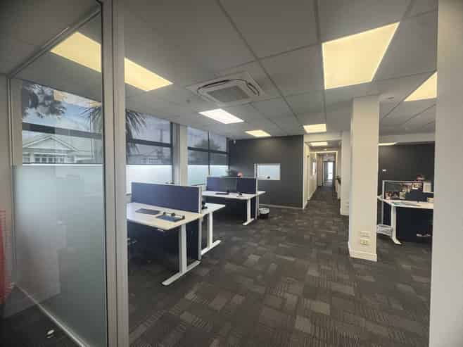 Tidy Office Suite with 5 Off Street Parks!