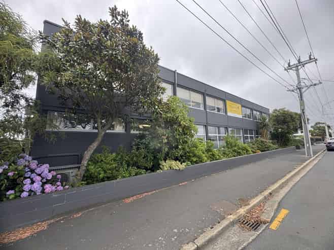 Tidy Office Suite with 5 Off Street Parks!