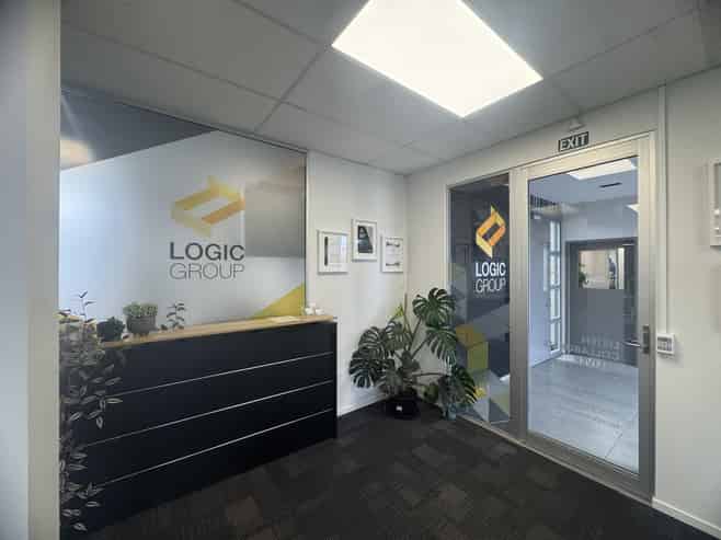 Tidy Office Suite with 5 Off Street Parks!