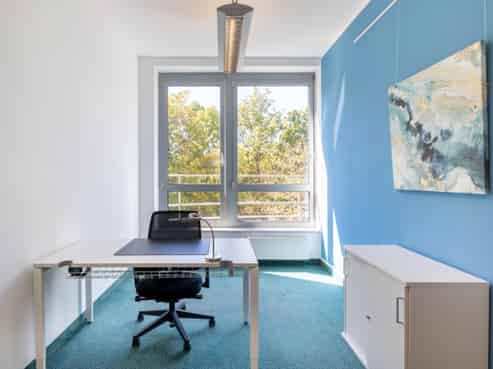 Office space for 1 person in HQ 236 Broadway Ave.