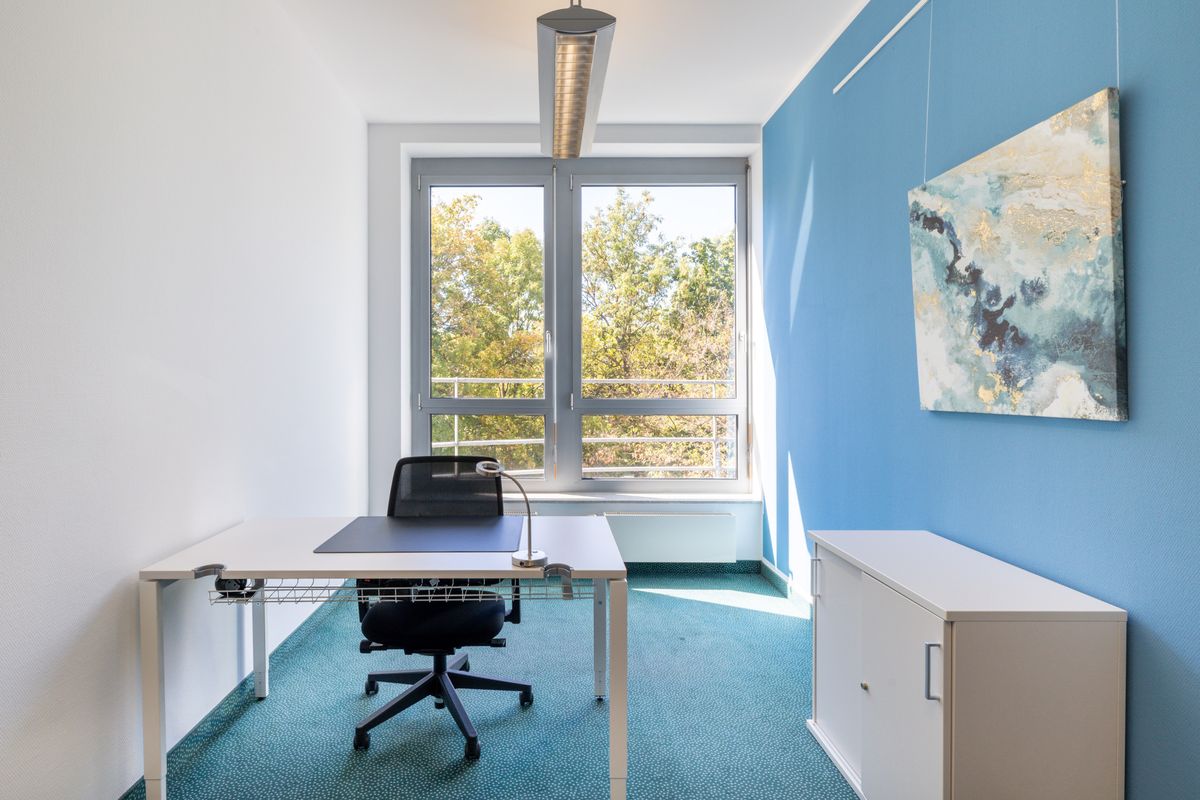 Office space for 1 person in HQ 236 Broadway Ave.