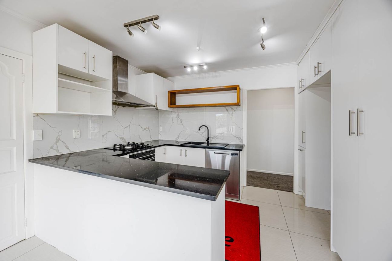 Versatile Family Living with Home Office Potential - Więcej