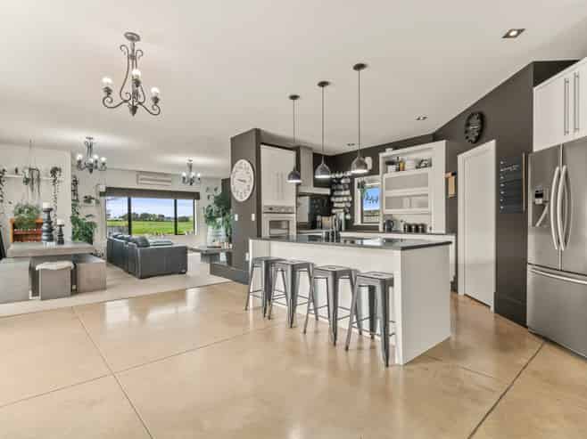 6 Banksia Grove, Milson