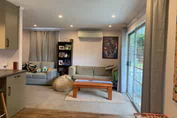 1/6 Waterloo Place, Westown