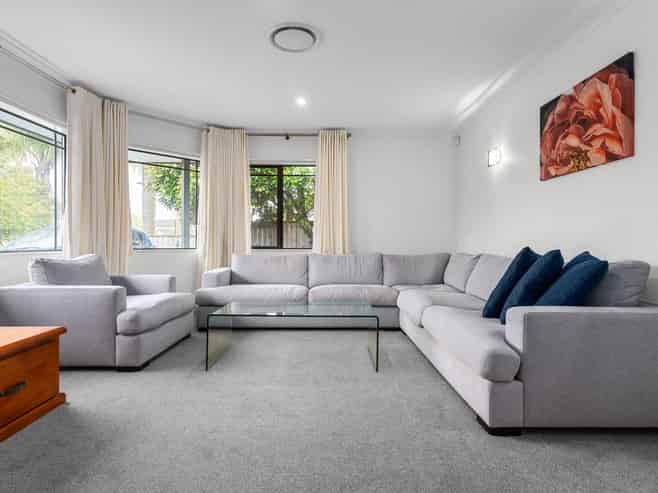 83 Wiltshire Drive, Huntington