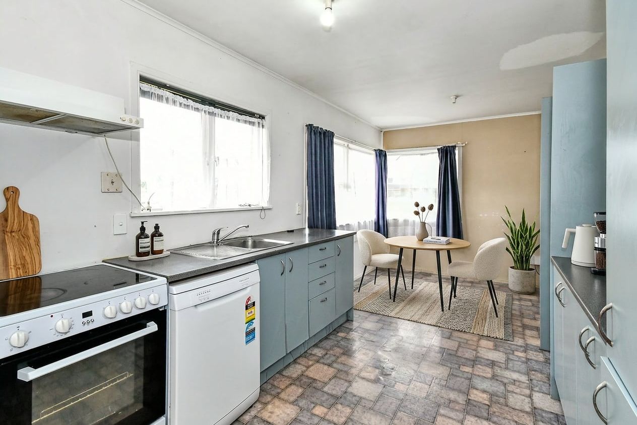 Freehold, Brick & Full of Potential in Rosehill! - Widok 5