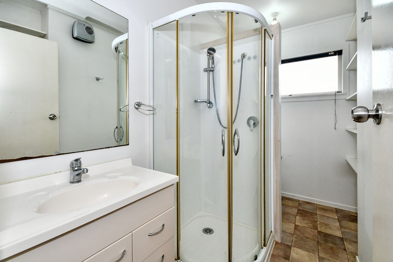 Freehold, Brick & Full of Potential in Rosehill! - Widok 6