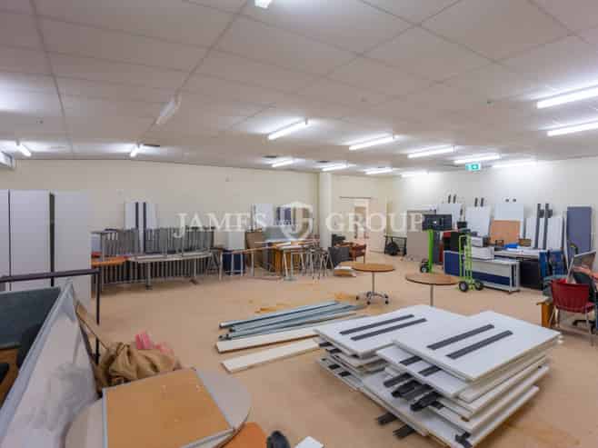 SPACIOUS LEVEL 4 OFFICE WITH LIFT ACCESS