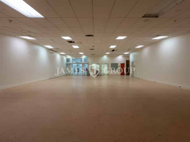 SPACIOUS LEVEL 4 OFFICE WITH LIFT ACCESS