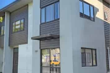 Versatile Live–Work Warehouse