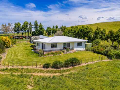 214 Clinton-Makaretu Road, Ashley Clinton