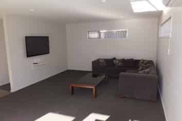 R2/76B Peer St, Upper Riccarton