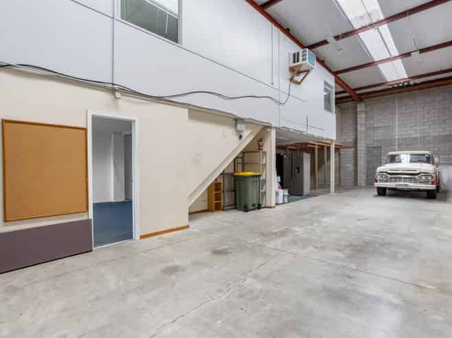 Road front industrial - 223sqm