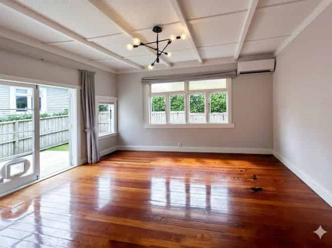 35A Queensway, Three Kings