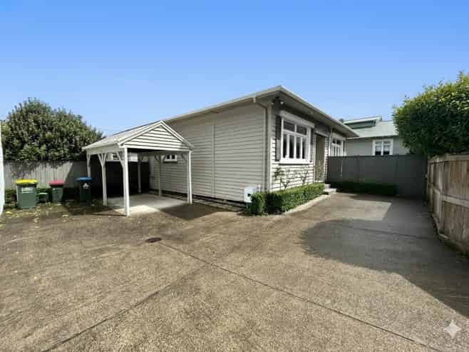 35A Queensway, Three Kings