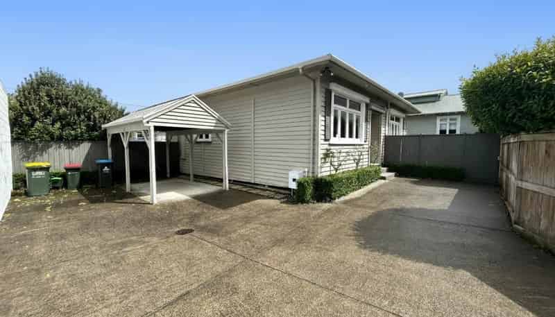 35A Queensway, Three Kings