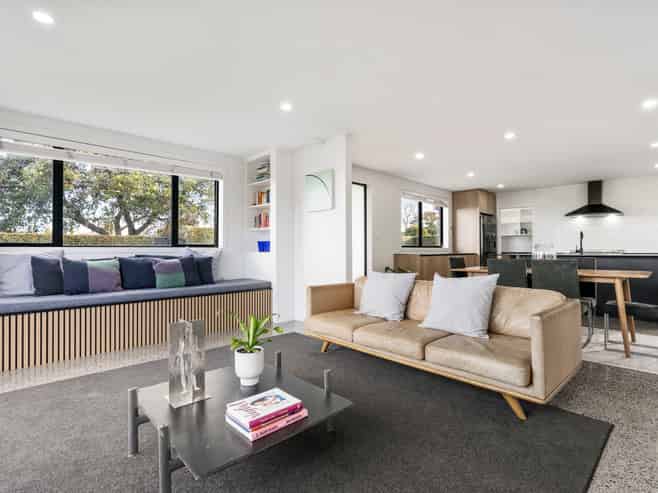 2 Tirimoana Road, Te Atatu South