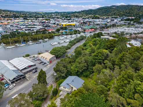 24 Riverside Drive, Riverside