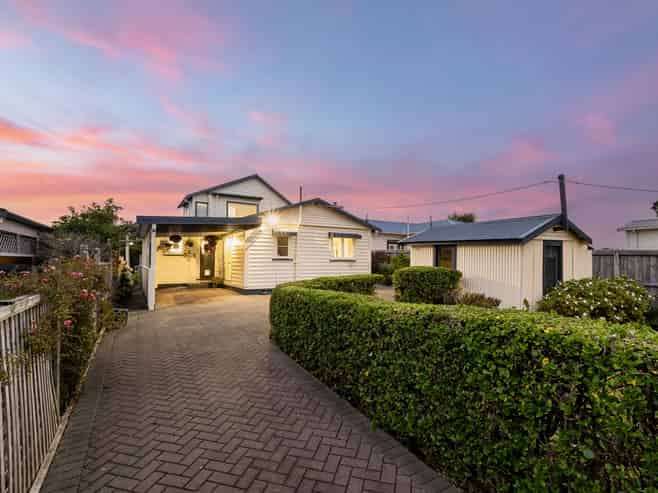 76 Bayview Road, Paremata