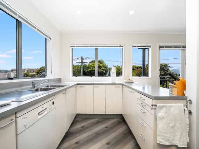 76 Bayview Road, Paremata