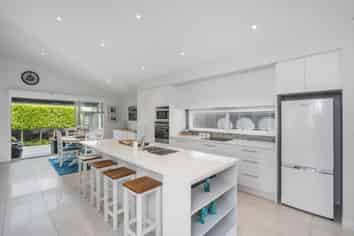 37 St Pauls Drive, Brookfield