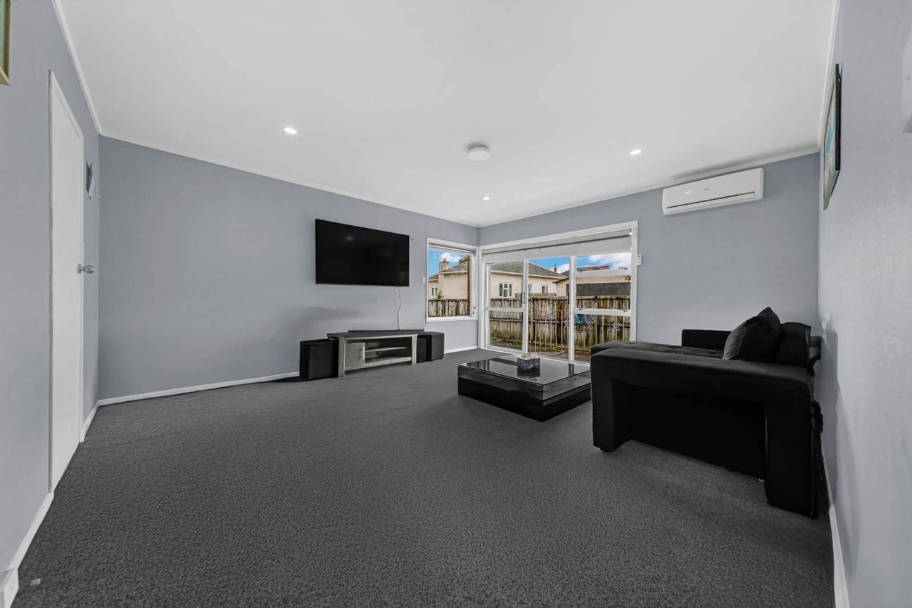 Brick & Tile Home in a Super Convenient Location - Ansicht 3