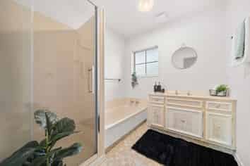 22 Opaki Road, Lansdowne