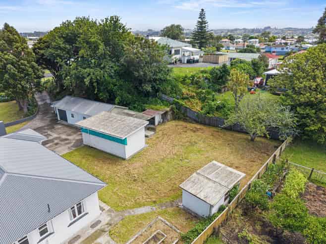33 Burns Street, Tawhero
