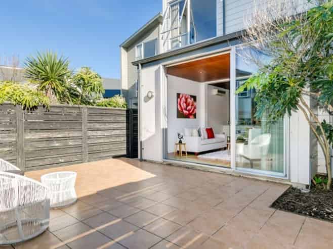 2/3 Severn Street, Island Bay