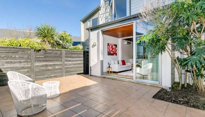 2/3 Severn Street, Island Bay