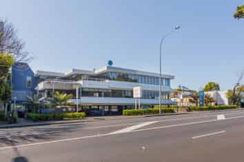 EXCELLENT EPSOM OFFICE WITH 26 PARKS
