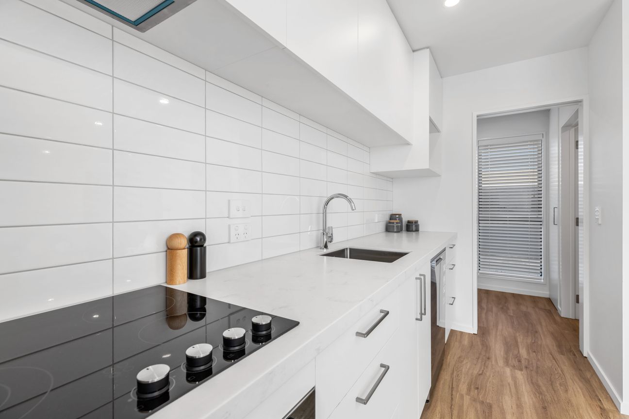 Three Rooms For the Price of Two - Altro