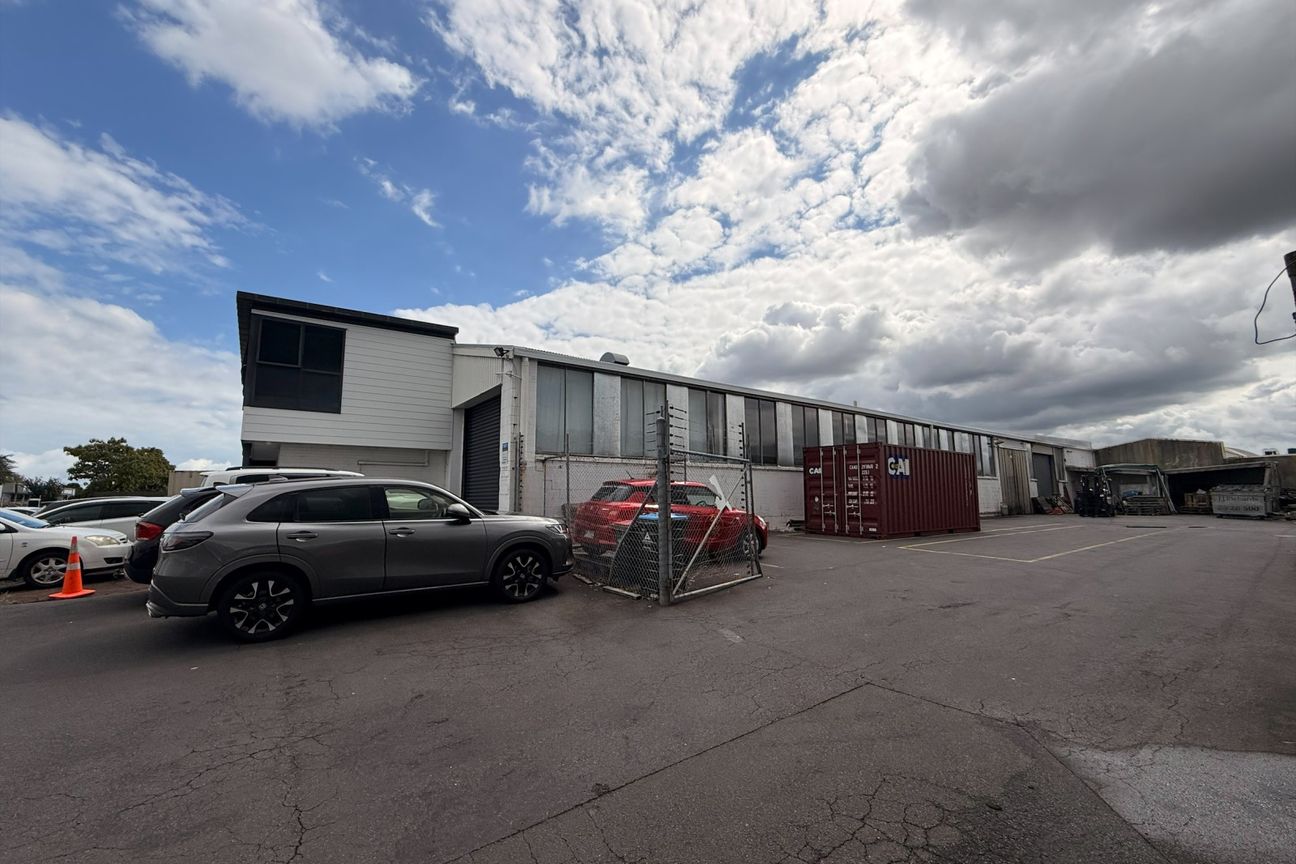 High stud functional central warehouse – další