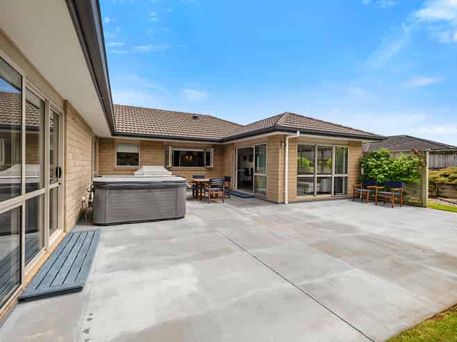 27 Redwood Crescent, Hurdon