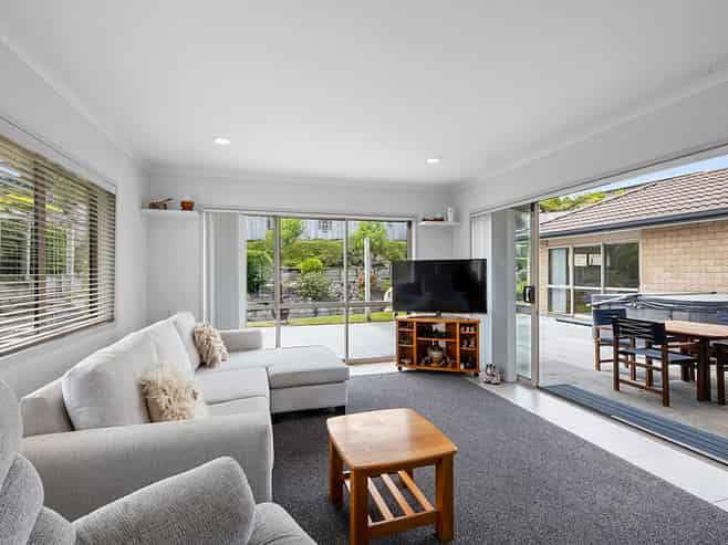 27 Redwood Crescent, Hurdon