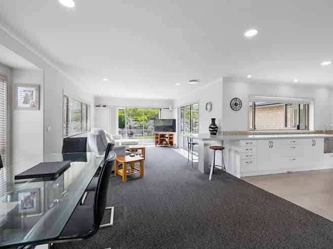 27 Redwood Crescent, Hurdon