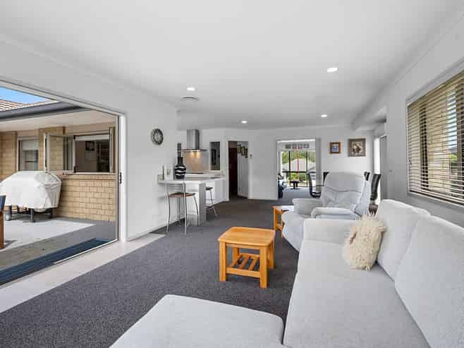 27 Redwood Crescent, Hurdon