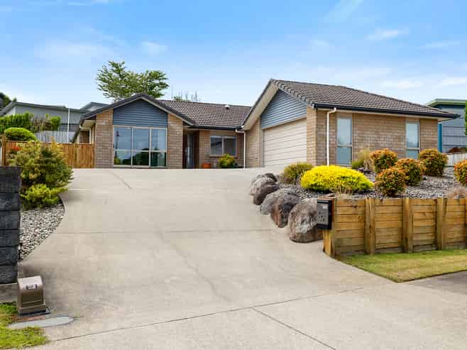 27 Redwood Crescent, Hurdon