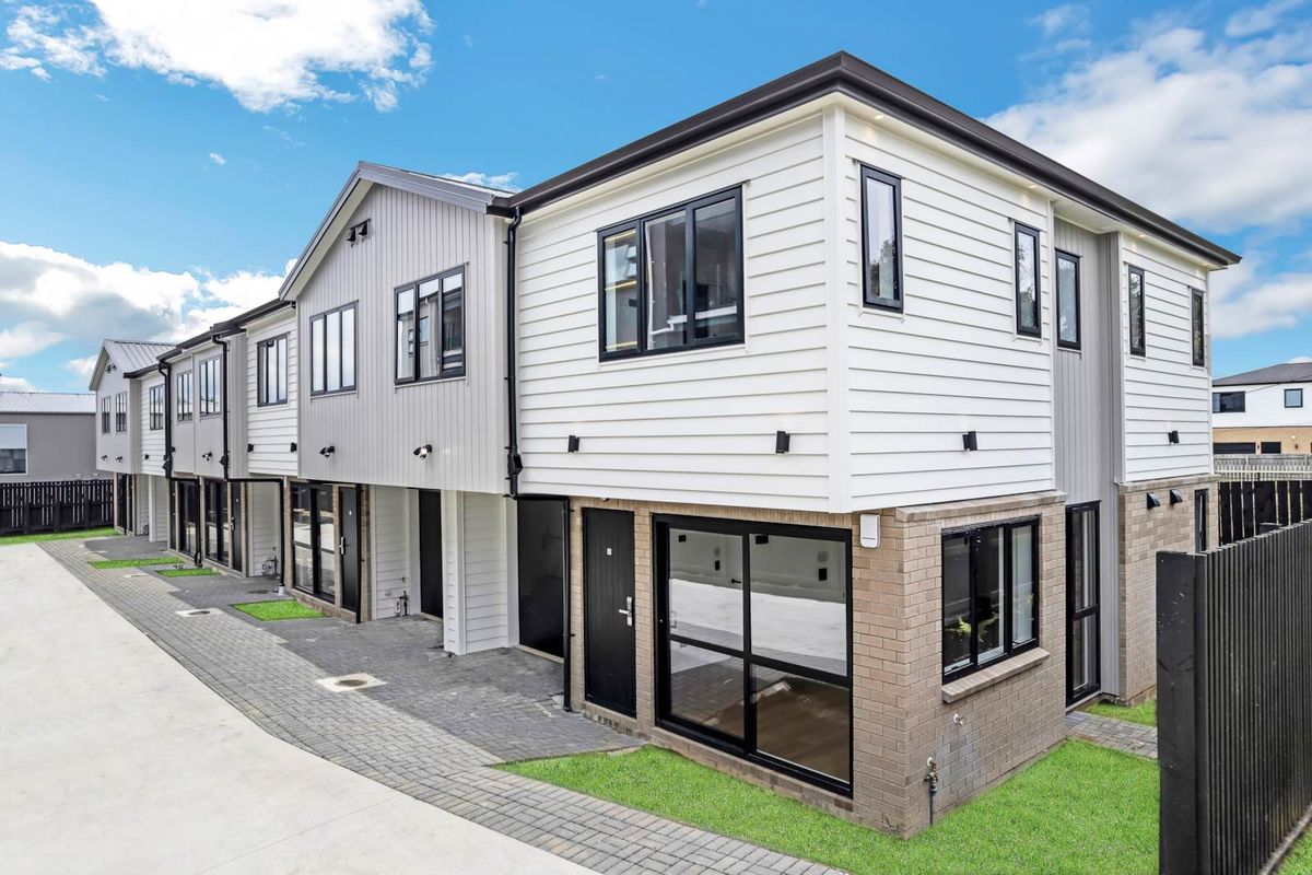 Brand New Prime location Internal Access Garage, Mangere